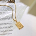 Collana retrò dorata con ciondolo quadrato, lettera U a rilievo e catena a corda intrecciata - 50cm / Lettera U Oro (RP015)