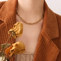 Collier à grosses mailles dorées pour femme porté avec des vêtements vintage d'automne - Collier à Grosses Mailles / Or
