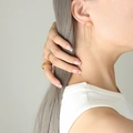 Ensemble de boucles d'oreilles à chaîne en U dorées et bagues texturées sur mannequin - Or