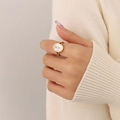 Anello aperto placcato oro con base in conchiglia bianca e fiore in rilievo - Taglia 7 (Regolabile) / Oro (A316-Rame Conchiglia Bianca)