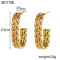 Macro detail of gold-plated twisted wheat-pattern C-hoop earrings with 2.5cm height - Three-strand Braided Twist Rope (BE1778B)