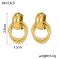 Dettaglio di orecchini dorati con anelli testurizzati e misure altezza di 2,5 cm - Stile a Doppio Anello con Trama a Rombi Oro (HE1832B)