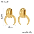 Dettaglio macro di orecchini a cerchio ovali placcati oro con misure 2,3 x 1,7 cm - Stile a Forma di Corno di Mezzaluna Oro (HE1833B)