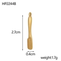 Vista macro del ciondolo a spazzolino dorato con dimensioni 2,7 cm x 0,4 cm di larghezza - Stile Mini Spazzola (HP2244B)