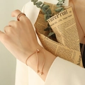 Set anello a catena e bracciale a sfere regolabile in oro rosa indossato dal modello - Bracciale / Oro rosa