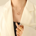Collana a catena oro rosa con ciondolo a cerchio e anelli geometrici indossati - 40+5cm / Collana in Oro Rosa
