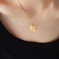 Collier avec pendentif boussole doré élégant et gravure étoile sur chaîne fine - Or