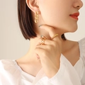 Ensemble boucles d'oreilles maillons et bague dôme dorées portées par un mannequin chic - Boucles d'Oreilles Triple Boucle Or (F323)