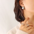 Boucles d'oreilles créoles en C argentées polies pour femmes au design minimaliste - Acier