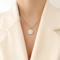 Collier médaille argentée avec pendentif art abstrait et fine chaîne à billes - Acier