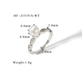 Vista macro che mostra le dimensioni dell'anello con zircone a cuore e fascia argento - US 6 / Argento Strass Bianco (HF-J1519-S-WT)