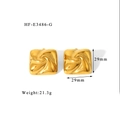 Macro-opname van geometrische gouden vierkante oorbellen met textuur en maat - Turbine Geplooid Vierkant Stijl (HF-E3486-G)