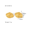 Detailweergave van gouden geometrische oorbellen met afmetingen van 26mm lang en 19mm breed - Waaier Geplooid Stijl (HF-E3489-G)
