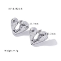 Dettaglio degli orecchini a cuore in argento con finitura martellata e misure indicate - Stile Cuore Martellato (HF-E3526-S) / Argento