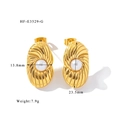 Dettaglio di orecchino placcato oro 18K con trama a spirale e perla bianca al centro - Stile Texture a Spirale (HF-E3529-G) / Oro