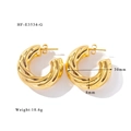 Gros plan de boucles d'oreilles croissants dorés avec texture spirale et dimensions - Boucles d'oreilles dorées créoles torsadées (HF-E3534-G)