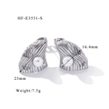 Dettaglio di orecchini a perno color argento con texture a strisce e perla bianca - Stile Ventaglio Pieghettato (HF-E3531-S)