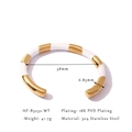 Dettaglio macro del bracciale aperto da 58mm con placcatura in oro 18K e smalto bianco - Bianco (HF-B5232-WT)