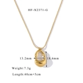 Dettaglio macro del ciondolo ovale irregolare placcato oro 18K su catena a serpente - Ovale Cavo Irregolare Oro (HF-X2371-G)
