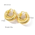 Dettaglio di orecchini a cerchio dorati a forma di U da 37mm con finitura lucida 18K - Stile Ondulato Dorato (HF-E3122)