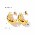 Vue détaillée de boucles d'oreilles créoles dorées polies avec finition miroir brillant - Boucles d'oreilles dorées croissant épaisses (HF-E3537-G)