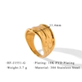 Dettaglio della trama ondulata irregolare placcata oro 18K PVD su anello in acciaio inox - US 6 / Stile Onda (HF-J1551-G)