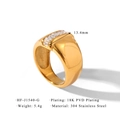 Dettaglio dell'anello in acciaio inossidabile placcato oro 18K con zirconi rettangolari - US 6 / Stile Largo con Fila di Strass (HF-J1540-G) / Oro