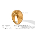 Dettaglio anello dorato 18K PVD con fascia strutturata da 13,8mm in acciaio inox 304 - Stile Filettato a Coste 3D (HF-J1563-G)