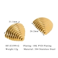 Dettaglio macro di orecchini a ventaglio placcati oro 18K con trama a strisce - Oro Plissettato Ventaglio (HF-E3599-G)