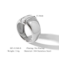 Dettaglio dell'anello in acciaio con zirconi rettangolari e larghezza di 13,4 mm in argento - US 6 / Stile Largo con Fila di Strass (HF-J1540-S) / Argento