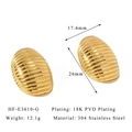 Dettaglio di orecchini ovali in acciaio inossidabile placcati oro 18K con texture a coste - 26mmx17.6mm / Stile Ovale a Costine (HF-E3610-G)
