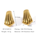 Dettaglio di orecchini a ventaglio con texture verticale e placcatura in oro 18K PVD - 26.6mmx16mm / Stile Texture Conchiglia Oro (HF-E3609-G)