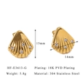Détail macro de boucles d'oreilles coquillage plaquées or 18K PVD avec diamants et acier - Style Coquillage Strass Doré (HF-E3613-G)