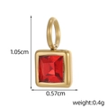 Détail macro d'un pendentif carré en zircon rouge plaqué or 18K montrant les dimensions précises - Rouge 227