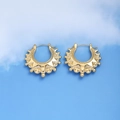 Dettaglio di orecchini creoli placcati in oro con motivi a rilievo in stile vittoriano - Stile Dorato (CE38804DW0)