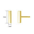 Dettaglio di orecchini a perno a T minimalisti 8mm x 2mm in acciaio inossidabile oro - Barra Oro
