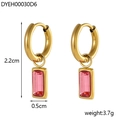 Detailansicht goldene Ohrringe mit rosa Kristallanhängern, Maße 2,2cm und Gewichtsangabe - Rosa Stil (DYEH00030D6)