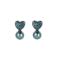 Vue détaillée des boucles d'oreilles cœur avec cristaux verts et perles pendantes - Cœur Vert Avec Perle Verte (GE00571H-1)