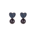 Détail de boucle d'oreille cœur avec cristaux bleus et perle noire sur blanc - Cœur Bleu Avec Perle Noire (GE00571H-2)