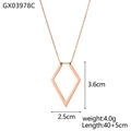 Detailansicht der goldenen Rauten-Halskette mit Maßen von 3.6cm und 2.5cm Länge - Roségold