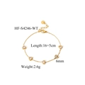 Makroaufnahme von vergoldetem Edelstahlarmband mit fünf weißen herzförmigen Zirkonsteinen - Weißes Herz Armband (HF-S4246-WT) / Gold