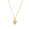 Dettaglio pendente lettera N dorato con zirconi incastonati su catena sottile - Stile N (HF-X2493-N) / Oro 18K