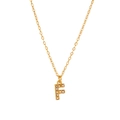 Dettaglio di una collana placcata oro 18K con un ciondolo a forma di lettera F con cristalli - Stile F (HF-X2493-F) / Oro 18K