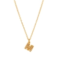 Dettaglio della collana con pendente a lettera M placcata oro 18K e strass brillanti - Stile M (HF-X2493-M) / Oro 18K