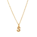 Dettaglio della collana con pendente a lettera S placcata oro 18K con diamanti brillanti - Stile S (HF-X2493-S) / Oro 18K