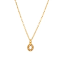 Dettaglio macro della collana con pendente lettera O dorata e zirconi micro-incastonati - Stile O (HF-X2493-O) / Oro 18K