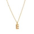 Dettaglio della collana con pendente lettera E dorata e zirconi su sfondo bianco - Stile E (HF-X2493-E) / Oro 18K