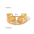 Dettaglio dei motivi floreali traforati da 30mm su bracciale dorato in acciaio inossidabile - Stile Floreale Traforato con Perle (HF-B5276)