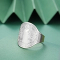 Anillo de sello plateado ajustable con relieve religioso y grabado latín Sentia - Color acero