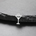 Minimalistischer Cocktailglas-Anhänger aus Edelstahl für DIY-Schmuckherstellung in Silber - Martiniglas / Stahlfarben